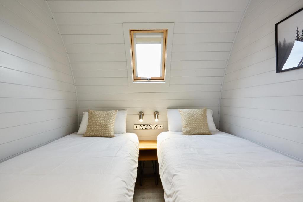 Postel nebo postele na pokoji v ubytování Braidhaugh Holiday Lodge and Glamping Park