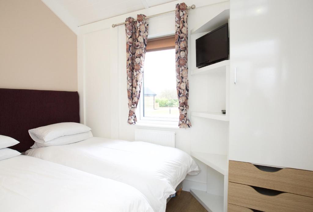 Postel nebo postele na pokoji v ubytování Braidhaugh Holiday Lodge and Glamping Park