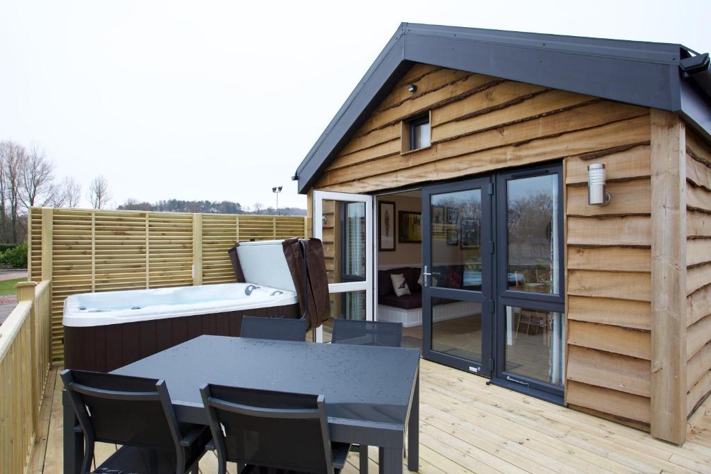 Balkón nebo terasa v ubytování Braidhaugh Holiday Lodge and Glamping Park