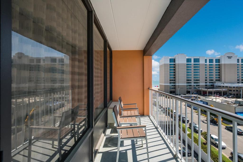 Balkón nebo terasa v ubytování Red Roof PLUS & Suites Virginia Beach - Seaside