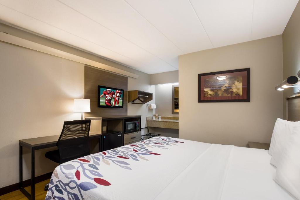 Red Roof Inn Wilkes-Barre Arena - Deluxe King Room Smoke Free