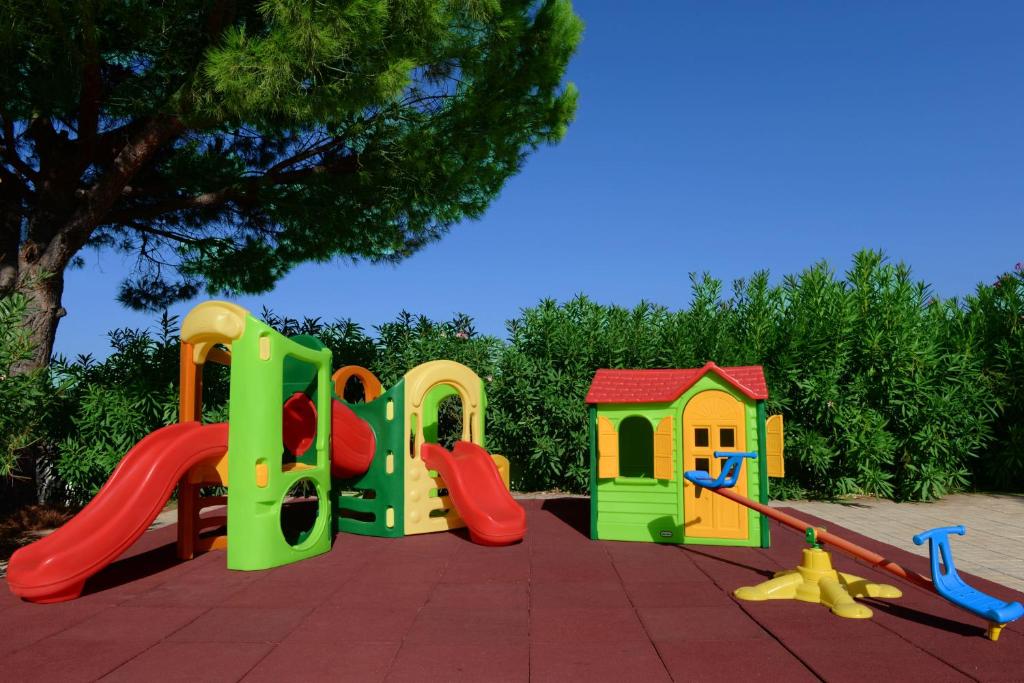 Herní místnost nebo prostor pro děti v ubytování Airotel Achaia Beach