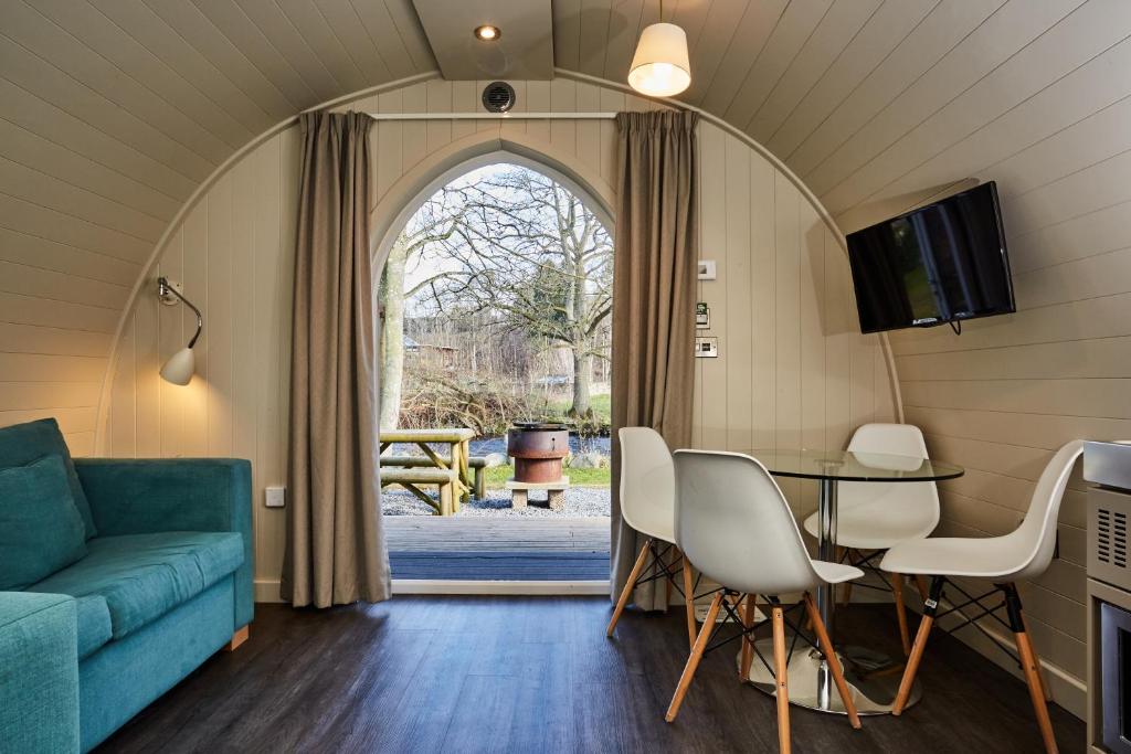 Posezení v ubytování Braidhaugh Holiday Lodge and Glamping Park