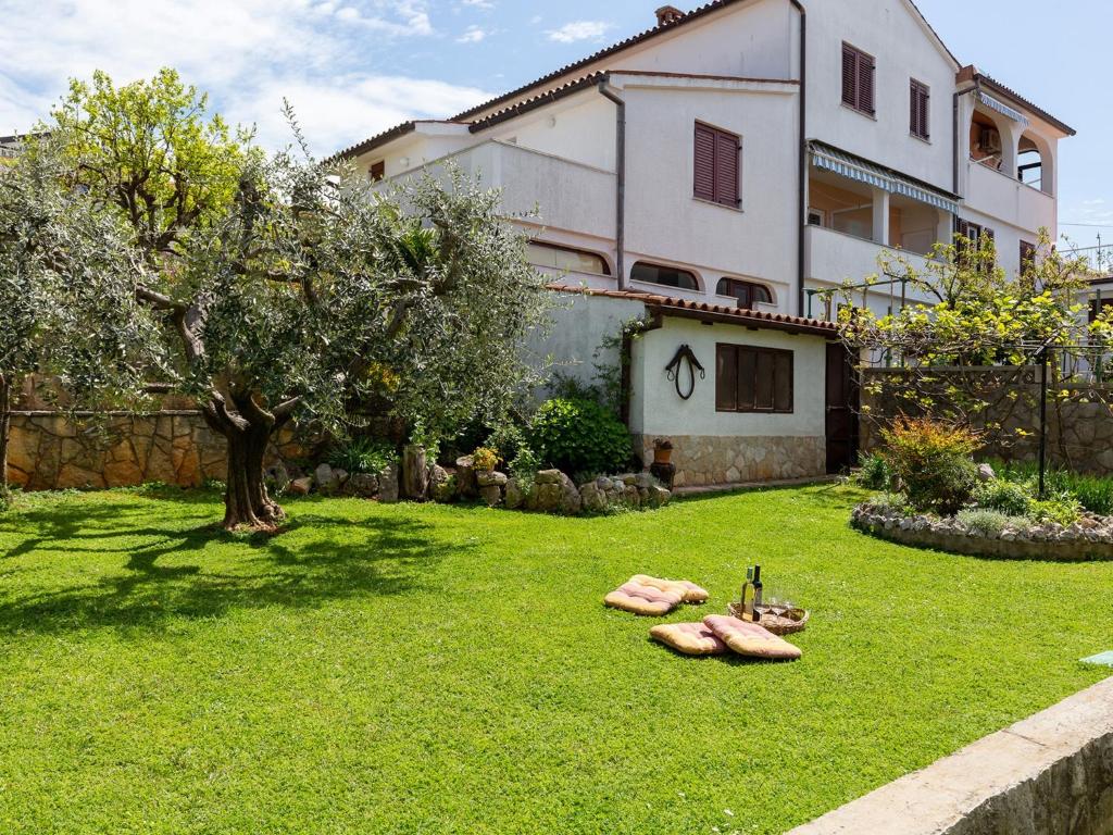 un cortile con un albero di mele e una casa di Apartments with a parking space Porec - 6922 a Poreč (Parenzo)