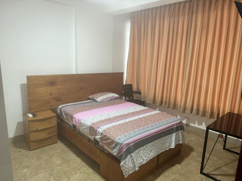 ein kleines Schlafzimmer mit einem Bett und einem Fenster in der Unterkunft Alojamiento increíble!! in Iquitos