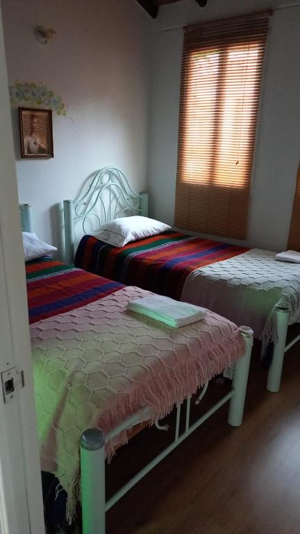 Postel nebo postele na pokoji v ubytování Hostal La Cestería Pueblito Boyacense