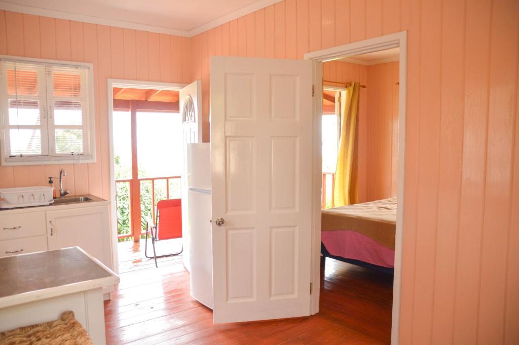 kuchnia z drzwiami prowadzącymi do sypialni w obiekcie Montete Cottages w mieście Choiseul