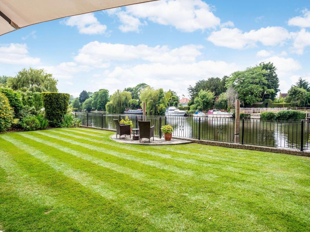 Riverside 4 Bedroom House Wraysbury Staines Hot Tub Extra, Wraysbury