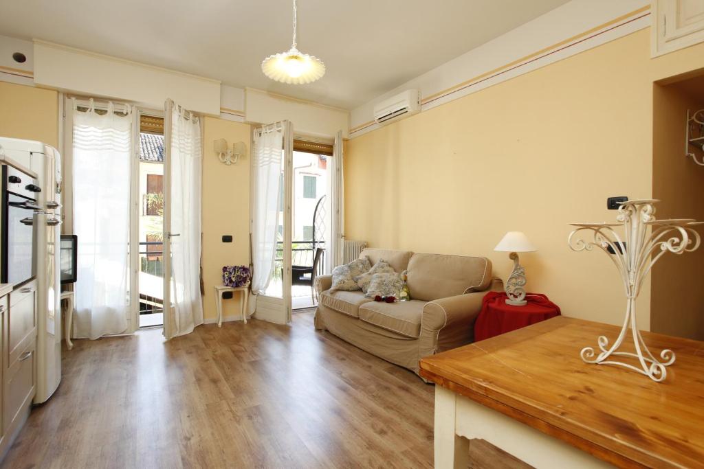 a living room with a couch and a table at Appartamenti Piazza Umberto I in Torri del Benaco