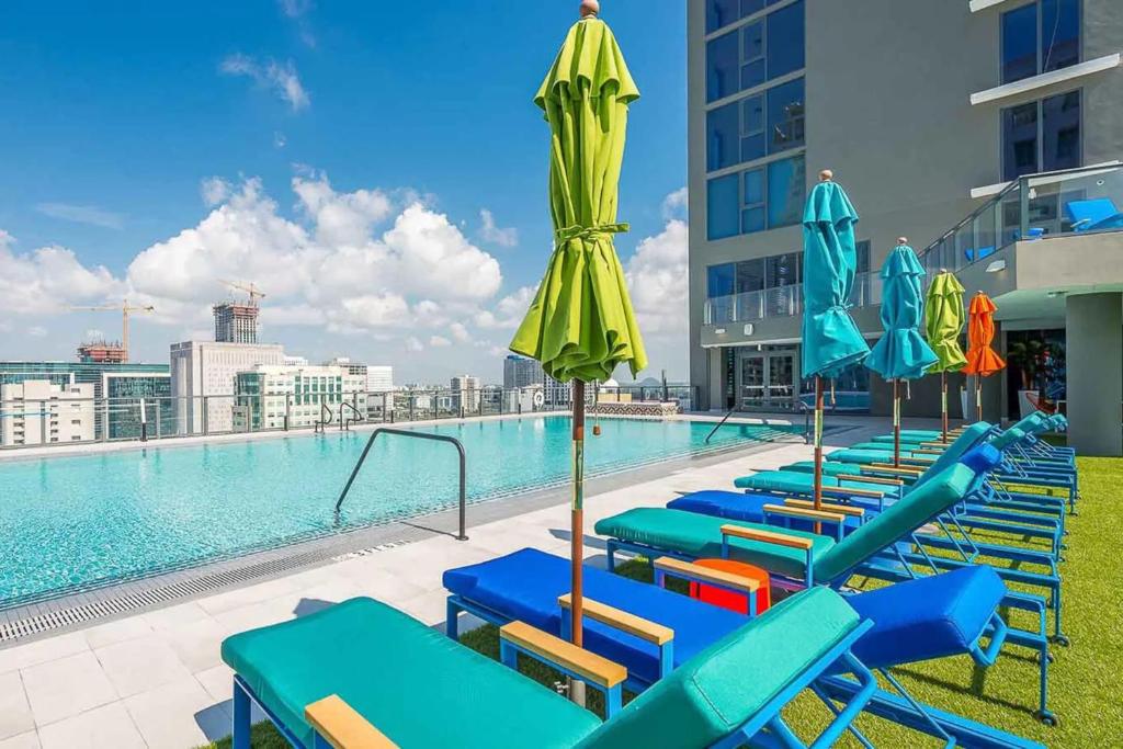Stunning 3-BR Apartment in Miami 내부 또는 인근 수영장
