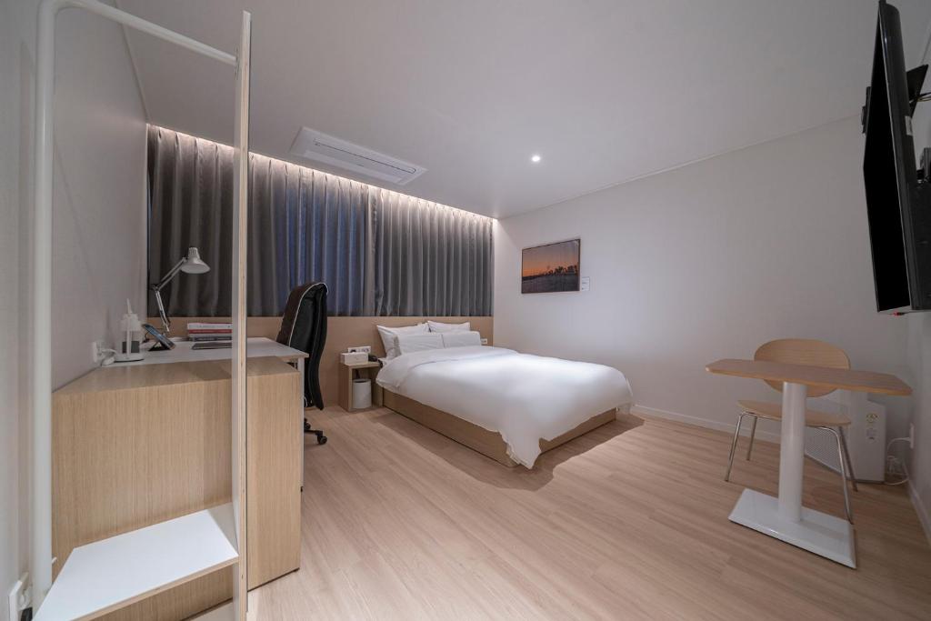 Postel nebo postele na pokoji v ubytování Aank Hotel Daejeon Yuseong 1st