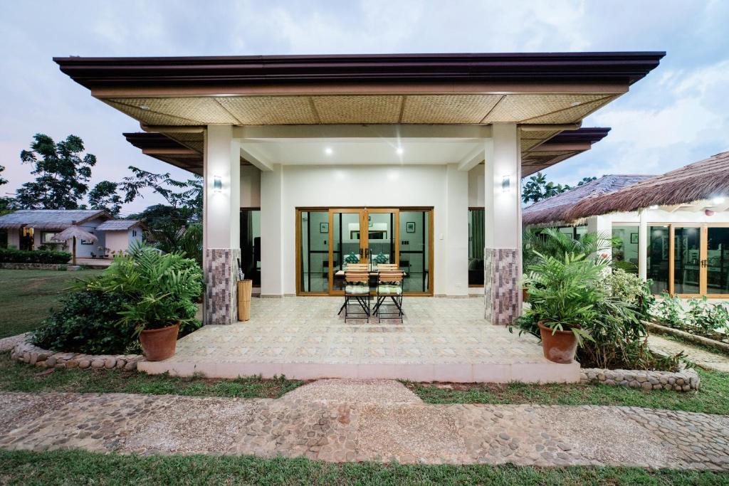 Casa con patio con techo en Denika's Suites, en Puerto Princesa City