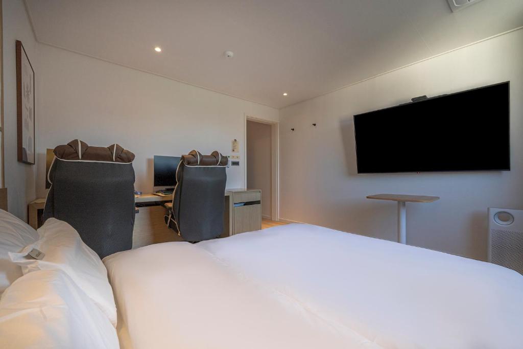 TV a/nebo společenská místnost v ubytování Aank Hotel Daejeon Yuseong 1st
