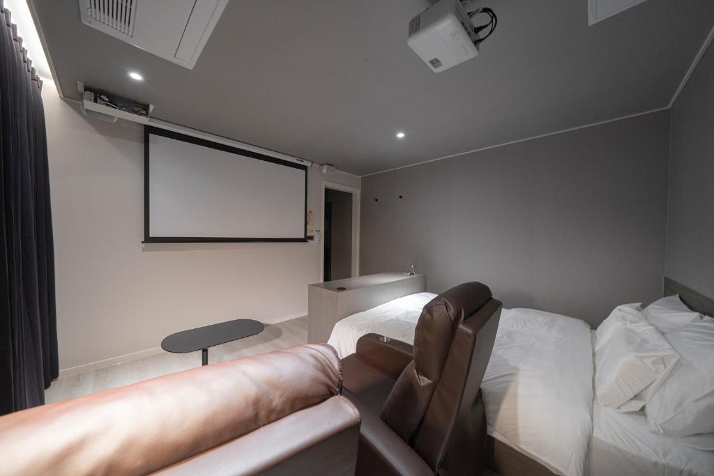 Postel nebo postele na pokoji v ubytování Aank Hotel Daejeon Yuseong 1st