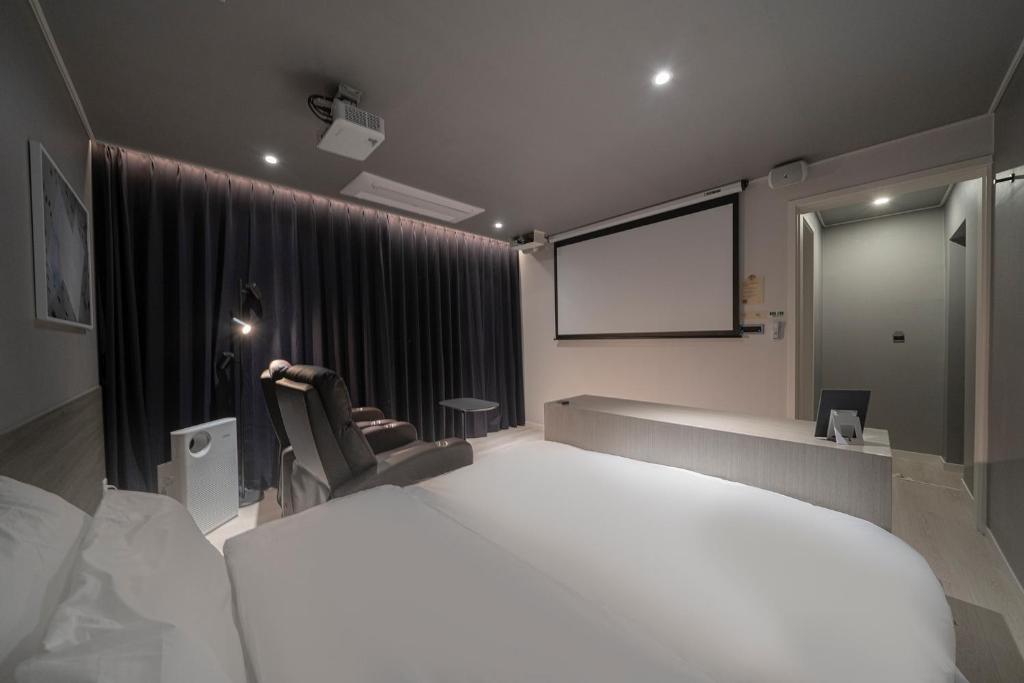 Postel nebo postele na pokoji v ubytování Aank Hotel Daejeon Yuseong 1st