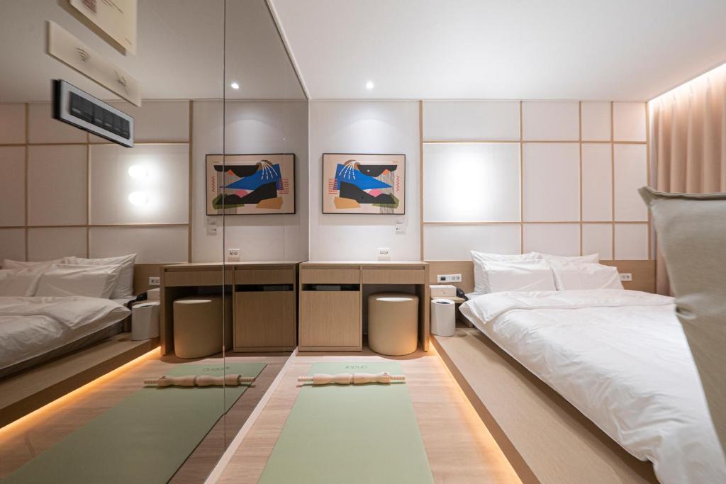 Postel nebo postele na pokoji v ubytování Aank Hotel Daejeon Yuseong 1st