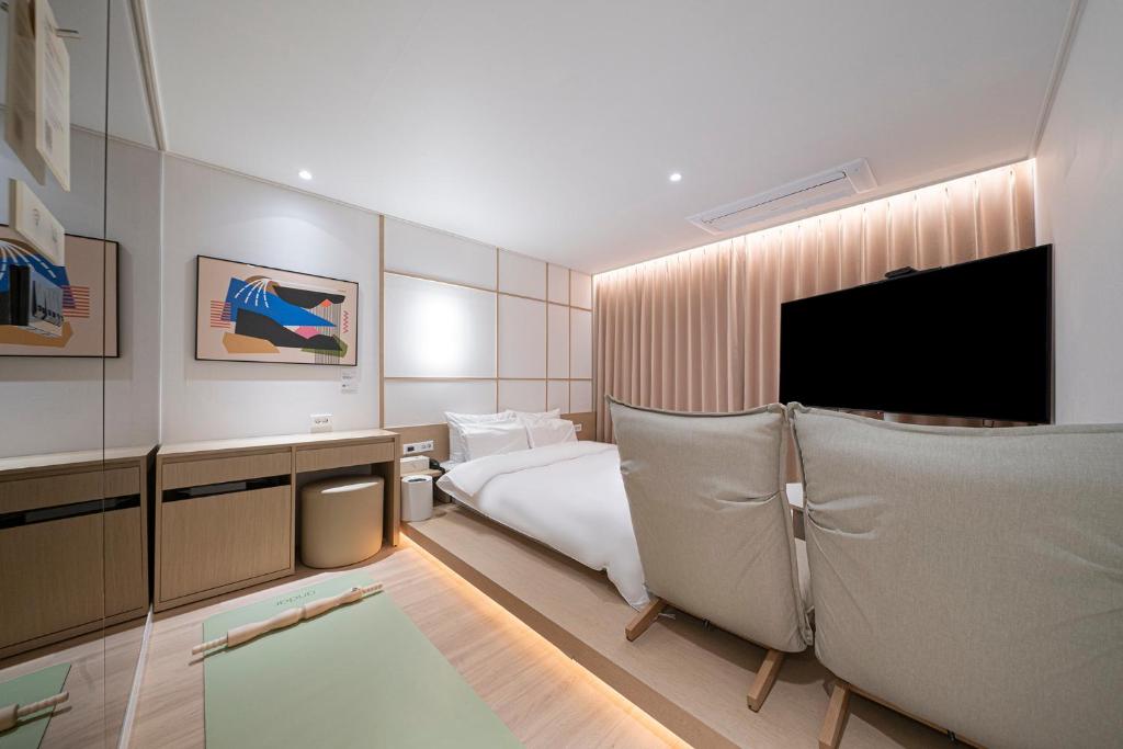 TV a/nebo společenská místnost v ubytování Aank Hotel Daejeon Yuseong 1st