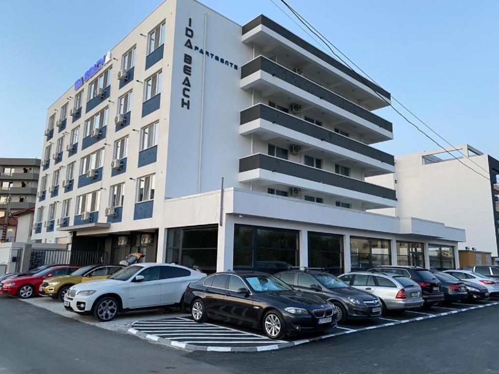 ナボダリにあるVEL Beach Apartmentの建物の前に車を停めた駐車場