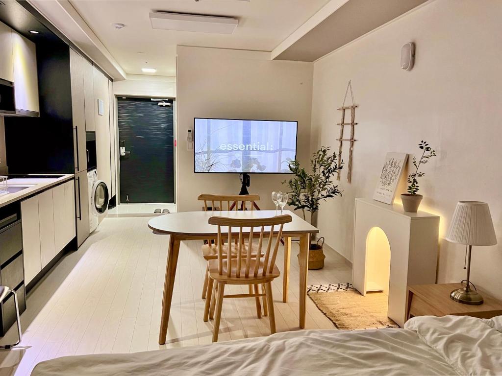 uma cozinha e sala de estar com mesa e cadeiras em Mi Stay - StarBnB branch em Daegu