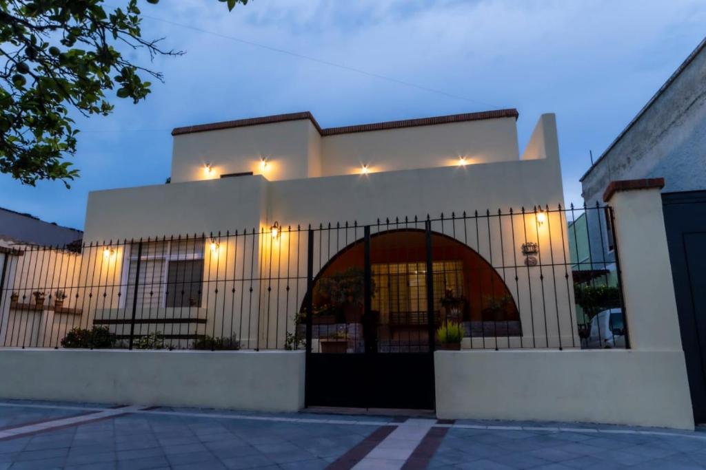 un edificio blanco con luces encendidas en Villa Guadalupe, en Chapala