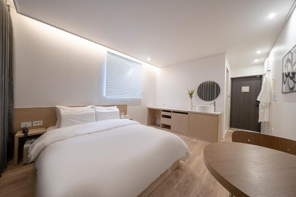 Postel nebo postele na pokoji v ubytování Aank Hotel Daejeon Yuseong 2nd