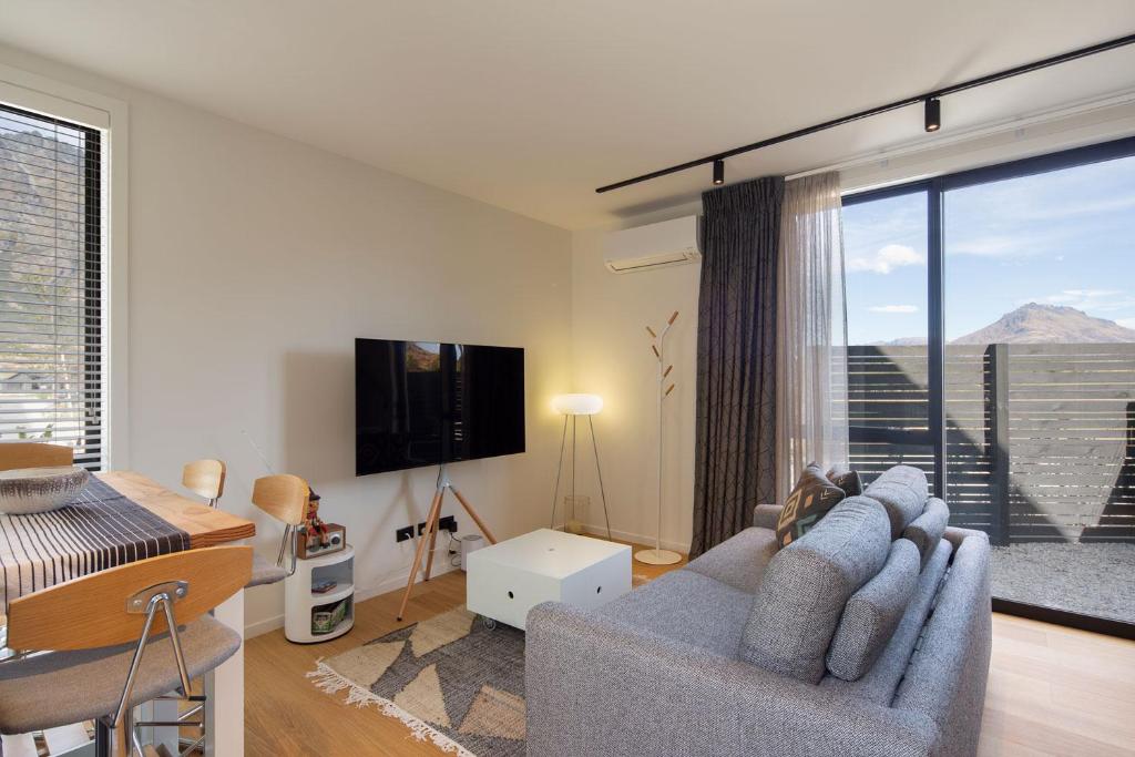 TV a/nebo společenská místnost v ubytování Remarkables View, 1BDR, Wi-Fi