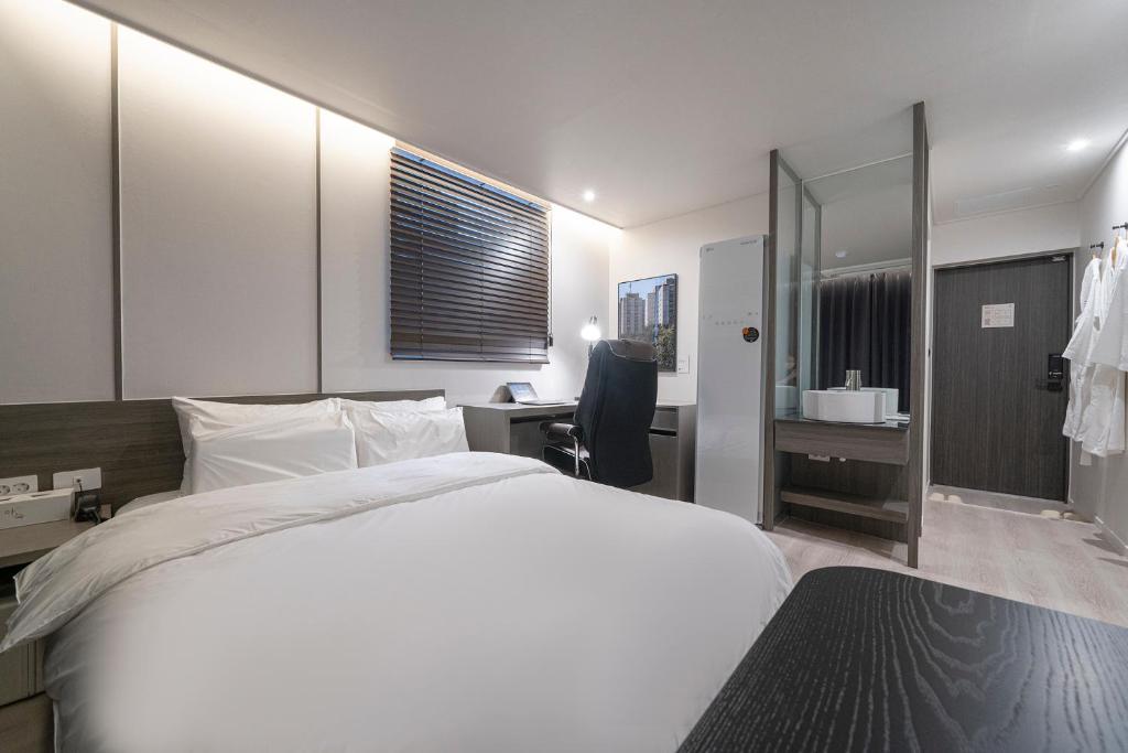 Postel nebo postele na pokoji v ubytování Aank Hotel Daejeon Yuseong 2nd