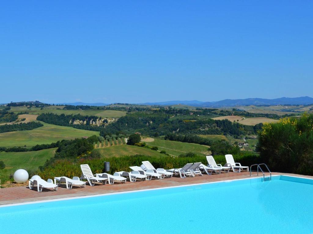 Basen w obiekcie Holiday Apartment Close to Asciano lub w pobliżu