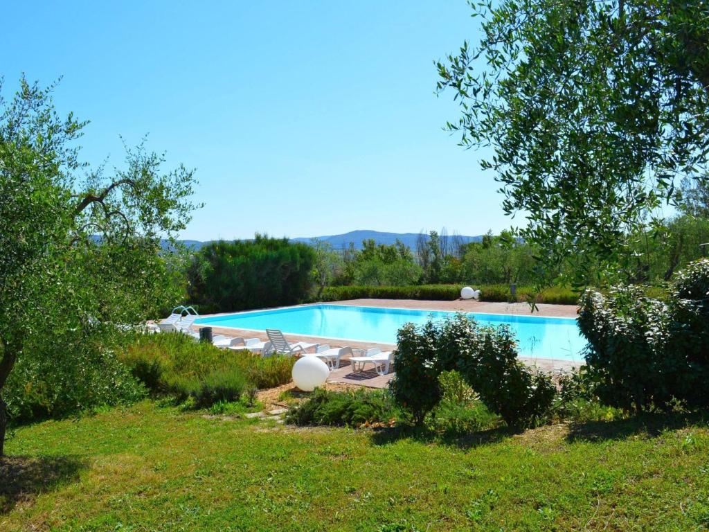 Basen w obiekcie Holiday Apartment Close to Asciano lub w pobliżu