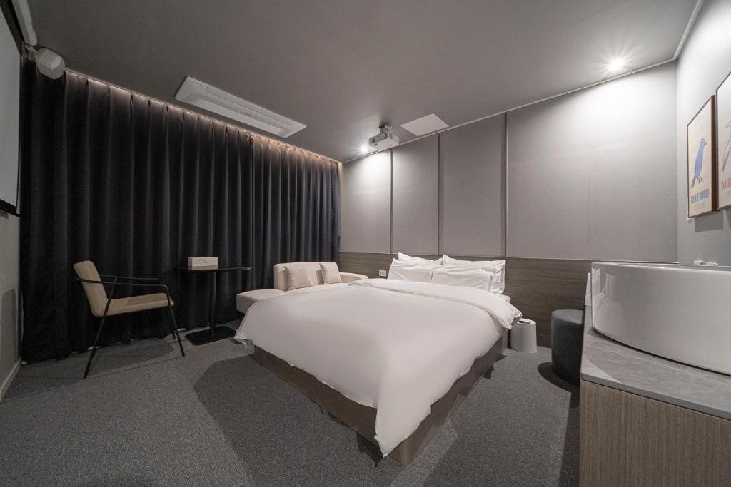 Postel nebo postele na pokoji v ubytování Aank Hotel Daejeon Yuseong 2nd