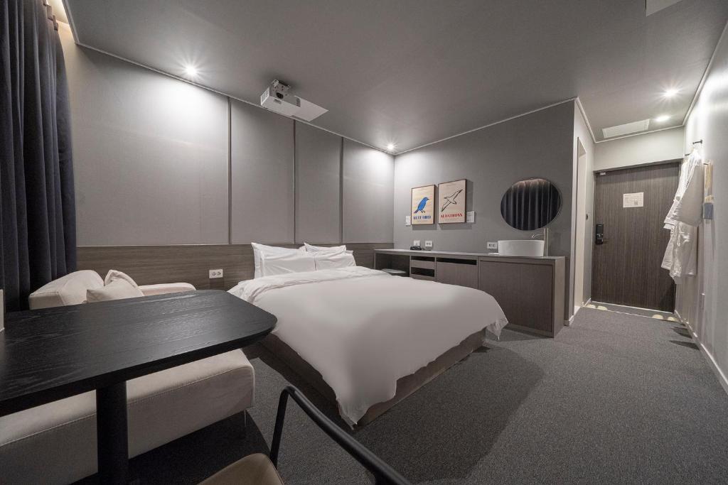 Postel nebo postele na pokoji v ubytování Aank Hotel Daejeon Yuseong 2nd