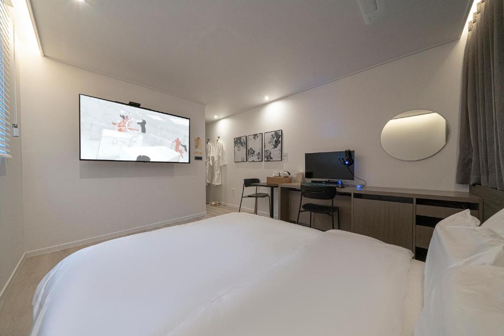 TV a/nebo společenská místnost v ubytování Aank Hotel Daejeon Yuseong 2nd
