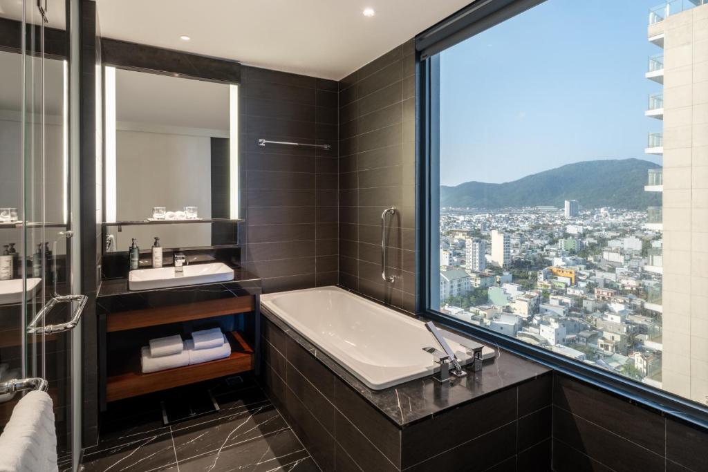 Phòng Deluxe Ở Góc Có Giường Cỡ King Và Ban Công Nhìn Ra Biển