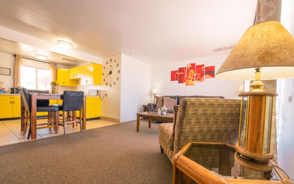 1 or 3 Bedroom Apartment with Full Kitchen - 1ベッドルームのアパート