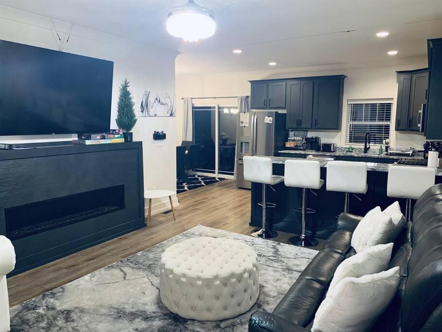 Kuchyň nebo kuchyňský kout v ubytování Luxury Bliss, Close to Major Attractions w/Game Room & Gas Grill