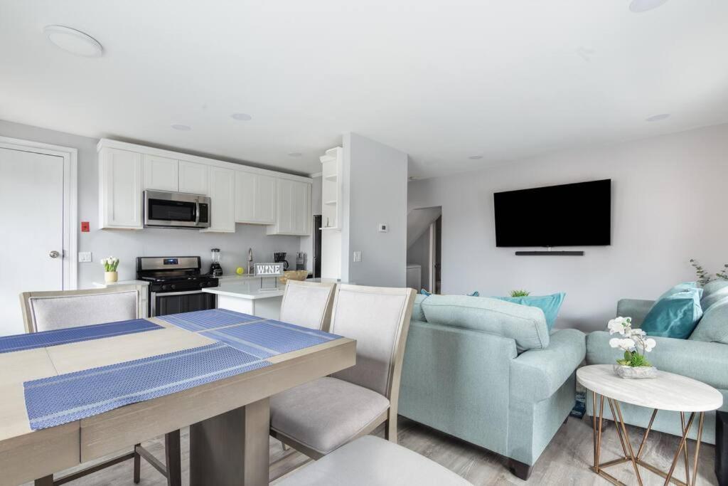 een keuken en een woonkamer met een tafel en stoelen bij Near NYC Luxury modern 1bed apt plus Sofa Bed & Balcony in New Rochelle