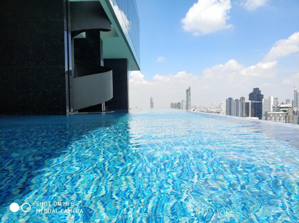 Sathon Luxury High-rise Apartment City View KingPower ,IconSiam ,BNH,Silom في بانكوك: مسبح لا نهاية له على سطح المبنى