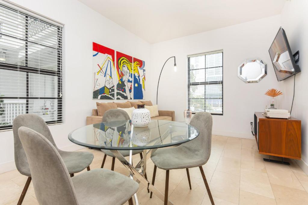 a dining room with a glass table and chairs at Home Miami Downtown - 5 minutes from Wynwood & Port - Art District near Beach in Miami