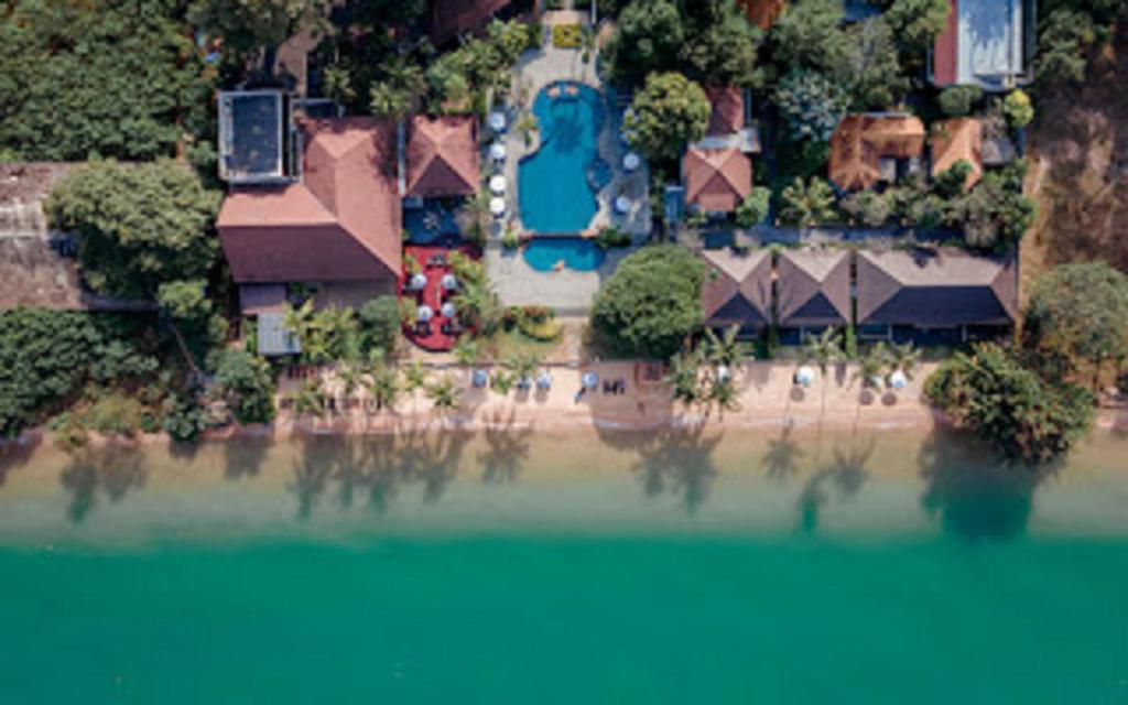 Sea Sand Sun Resort and Villas - SHA Plus في نا جومتين: اطلالة جوية على منزل به كمية كبيرة من الماء