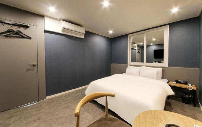 Postel nebo postele na pokoji v ubytování Gamdong Hotel
