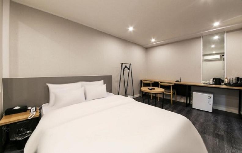 Postel nebo postele na pokoji v ubytování Gamdong Hotel