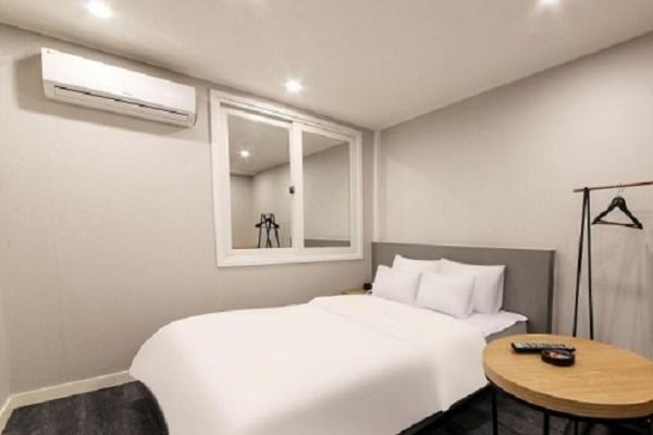 Postel nebo postele na pokoji v ubytování Gamdong Hotel