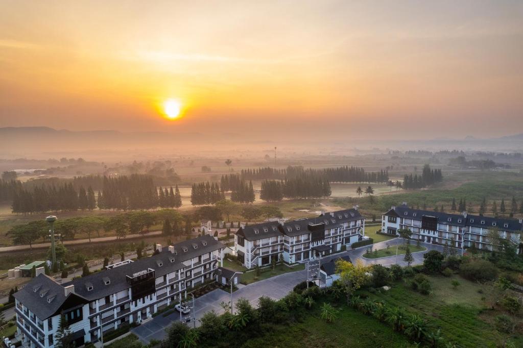 una vista aerea di un complesso di appartamenti al tramonto di Bergh Apton Khao Yai a Khao Yai