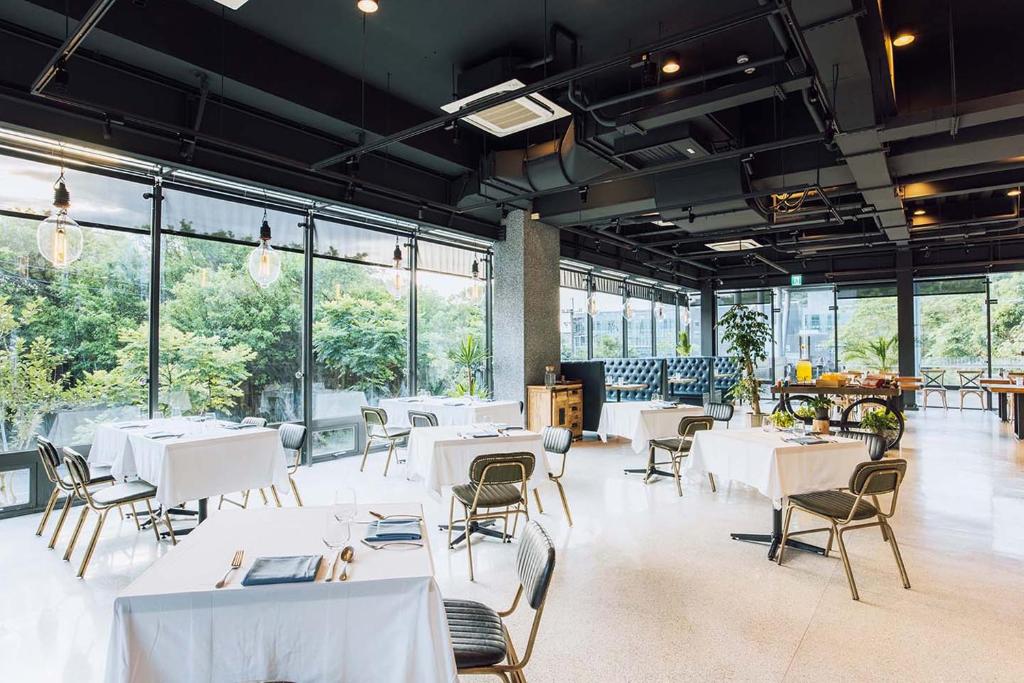 Restaurace v ubytování Hotel BEGINS 倉箱蜜境文旅