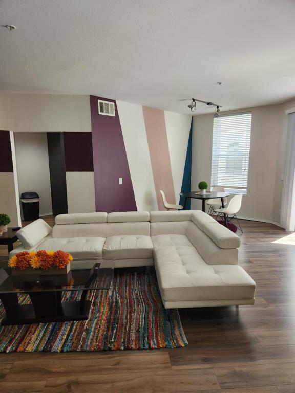 MARINA DEL REY BEAUTY في لوس أنجلوس: غرفة معيشة مع أريكة بيضاء وطاولة