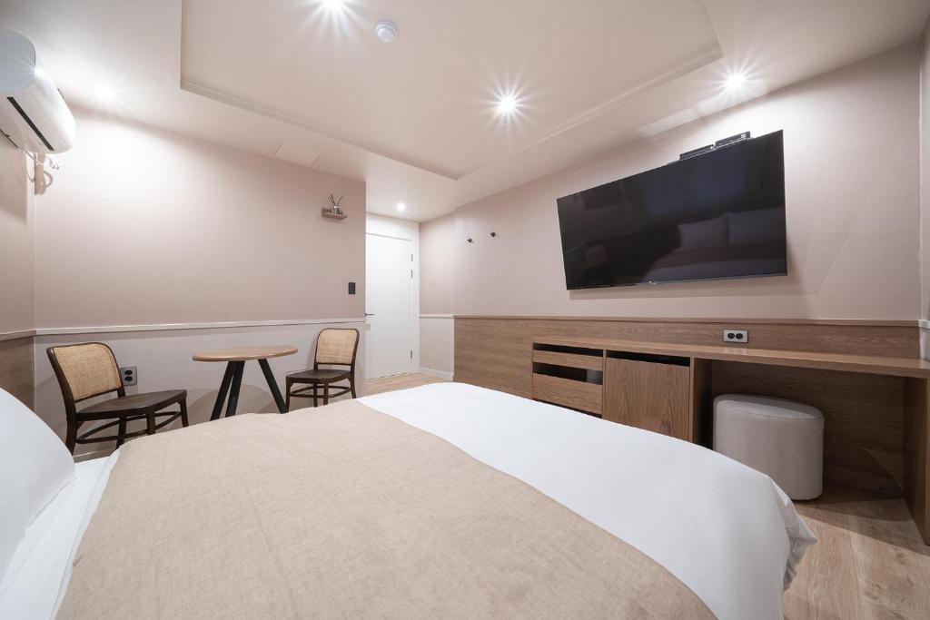 Postel nebo postele na pokoji v ubytování Aank Hotel Daejeon Yongjeon 1st