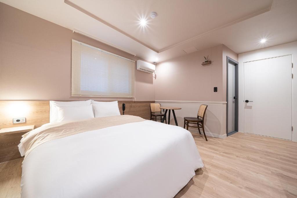 Postel nebo postele na pokoji v ubytování Aank Hotel Daejeon Yongjeon 1st