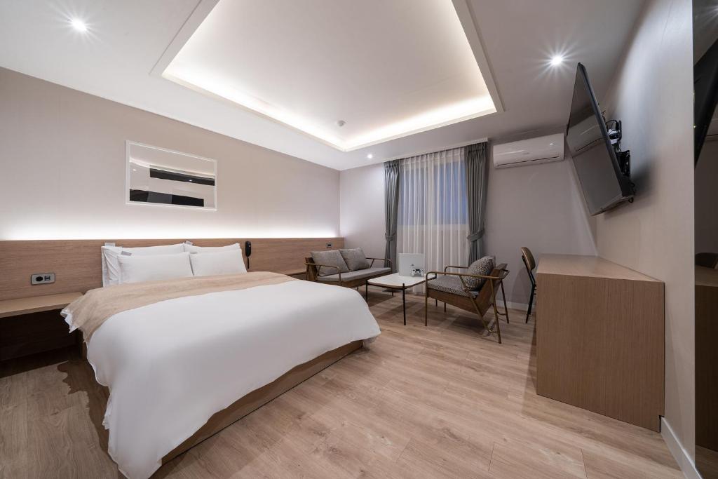 TV a/nebo společenská místnost v ubytování Aank Hotel Daejeon Yongjeon 1st
