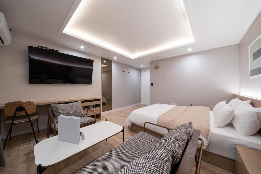 TV a/nebo společenská místnost v ubytování Aank Hotel Daejeon Yongjeon 1st