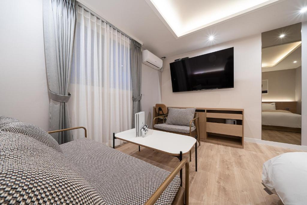 Postel nebo postele na pokoji v ubytování Aank Hotel Daejeon Yongjeon 1st